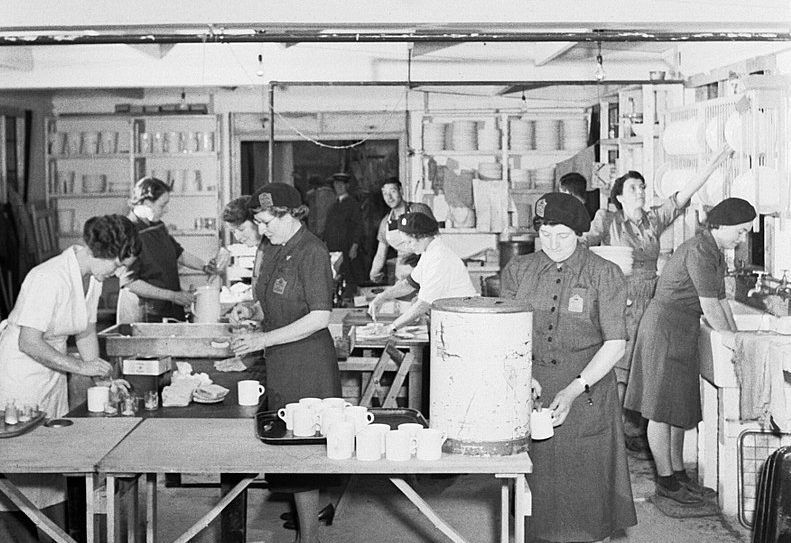 Женщины женской добровольной службы (WVS) в Лондонском лагере. 1944 г.