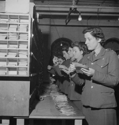 Сотрудницы ATS на армейском почтовом отделении. Мидленд, 1944 г.