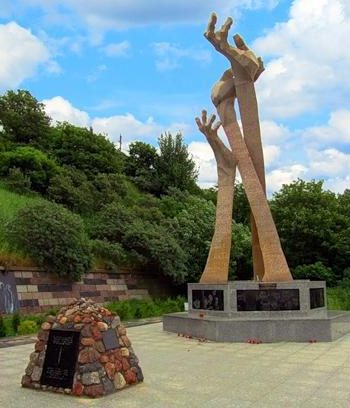 г. Янтарный. Памятник жертвам 7 тысячам Марша смерти, открыт в 2011 году. 
