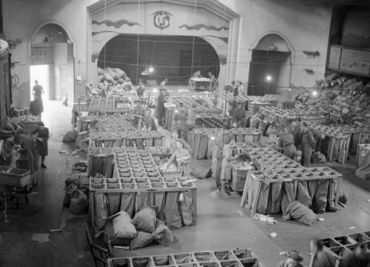 Сотрудницы ATS на армейском почтовом отделении. Мидленд, 1944 г. 