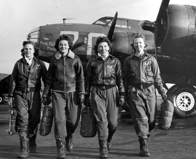 Перегоночный экипаж WAAF бомбардировщика B-17. 1944 г. 