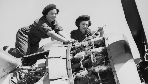 Служащие WAAF на обслуживании самолетов. 1944 г.