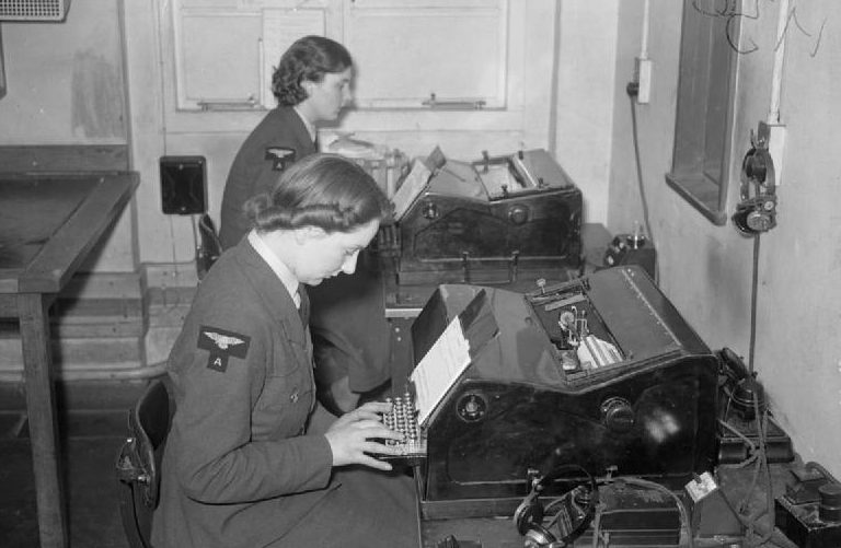 Операторы телепринтеров из WAAF в Центре связи RAF в Дебдене. 1944 г. 