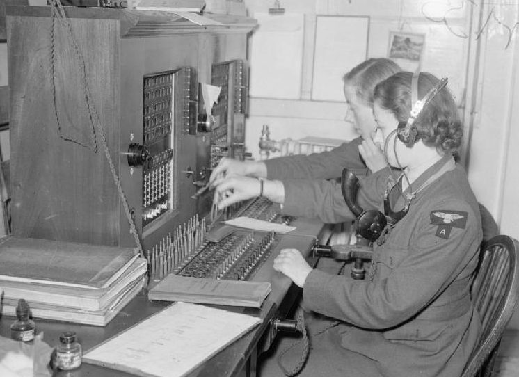 Операторы телефонного коммутатора из WAAF. 1944 г. 