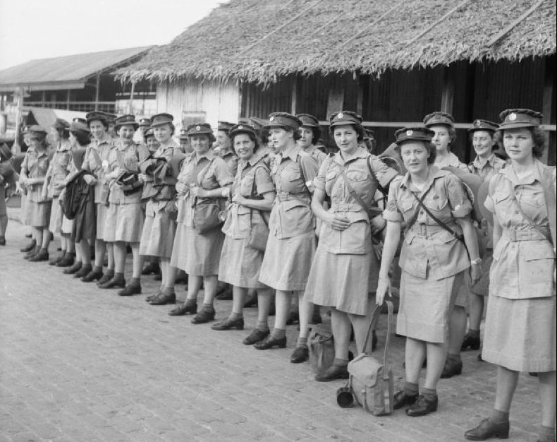 Женщины ATS, недавно прибывшие в Бирму с Цейлона, в ожидании транспорта. 1945 г. 
