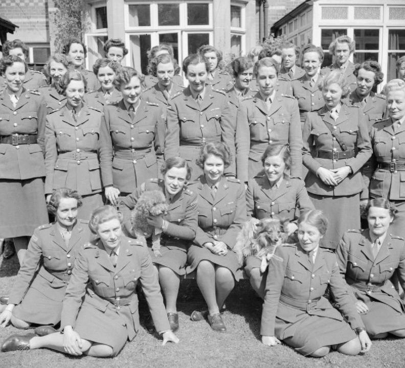 Принцесса Елизавета с офицерами Учебного центра ATS. 1945 г.