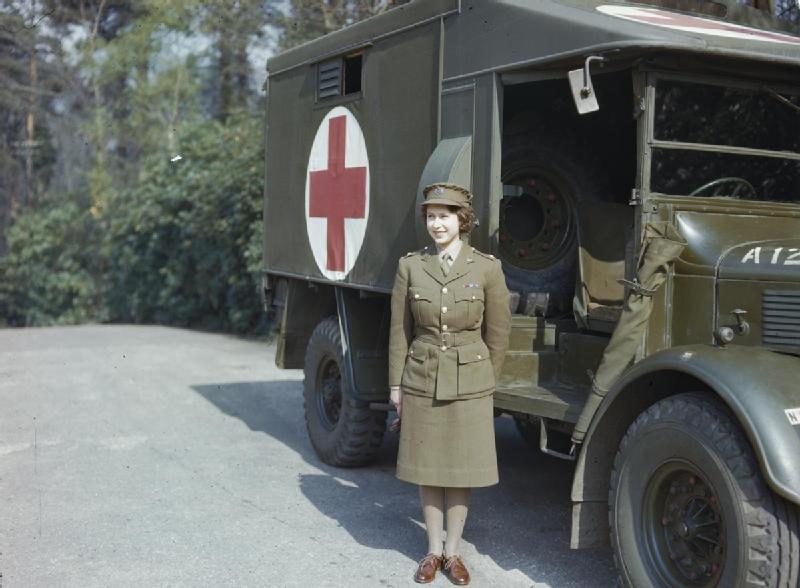 Принцесса Елизавета в униформе ATS у автомобилей. 1945 г.