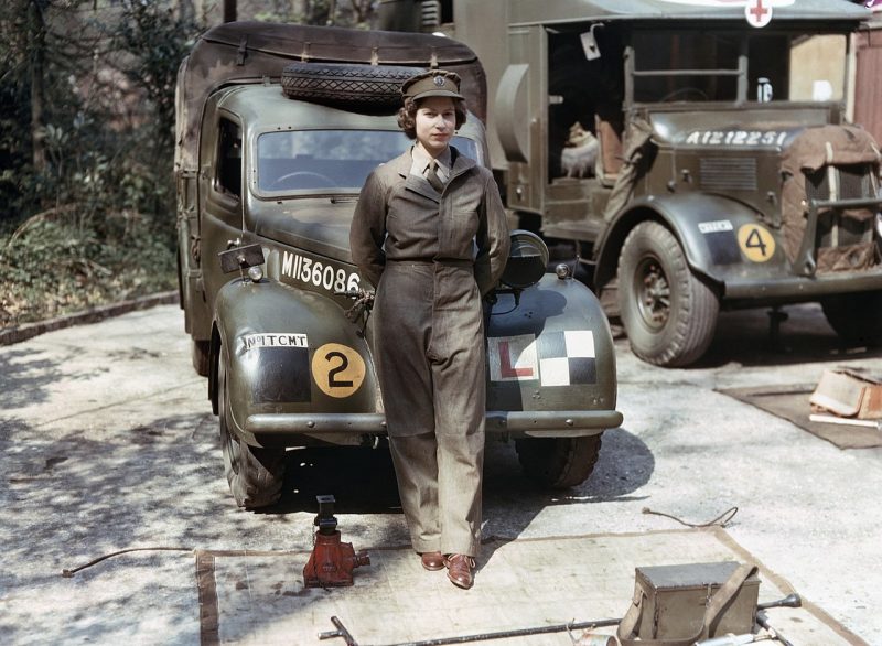Принцесса Елизавета в униформе ATS у автомобилей. 1945 г.