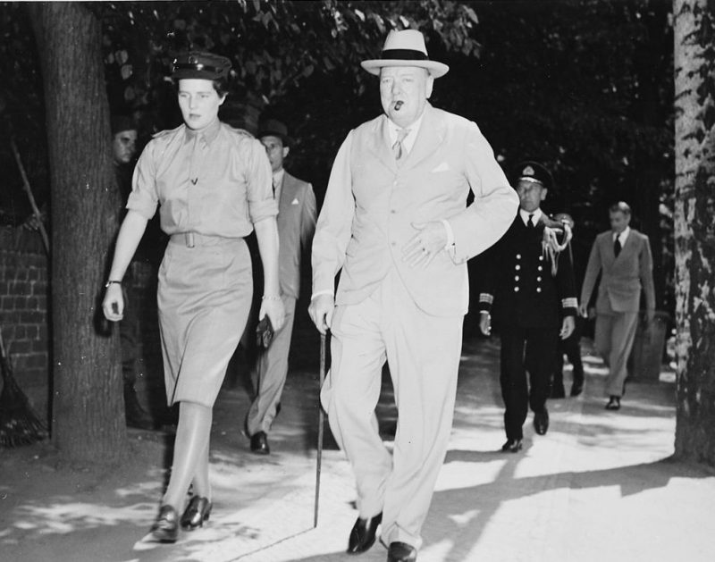 Мэри Черчилль в униформе ATS в сопровождении своего отца Уинстона Черчилля. 1945 г.