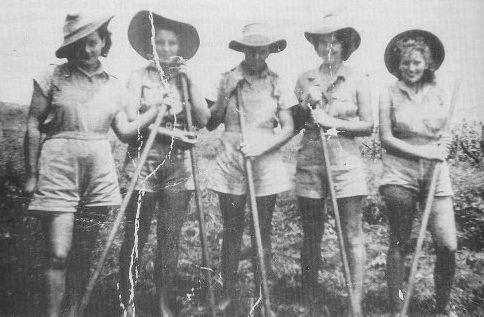 Женщины-члены AWLA на ферме Фаулерса в районе Бурдекин. 1942 г.