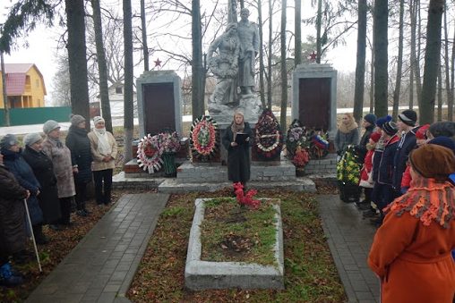 с. Пожилино Ефремовского городского округа. Памятник, установленный на братской могиле советских воинов, погибших в годы войны. 