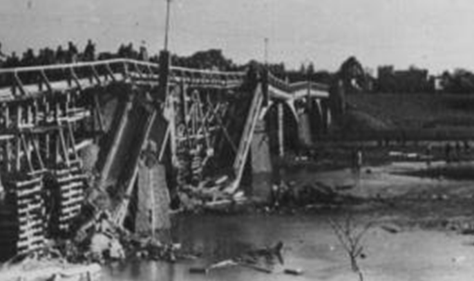Восстановленный временный мост в городе. 1944 г. 