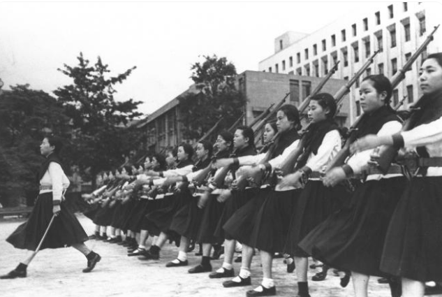 Обучение старших школьниц в Осаке. Июль 1938 г. 