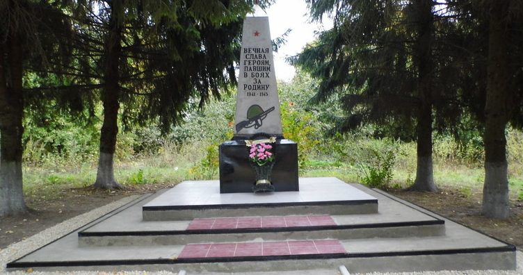 с. Юсупово Плавского р-на. Обелиск по улице Центральной, установленный в 1971 году на братской могиле, в которой похоронены советские воины, погибшие в годы войны.