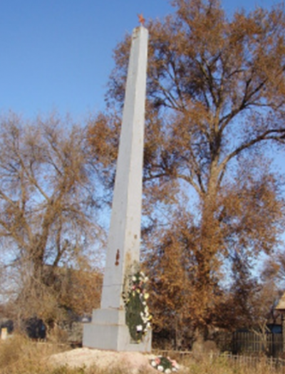 с. Образцово Травино Камызякского р-на. Обелиск, установленный в 1965 году в честь погибших земляков.