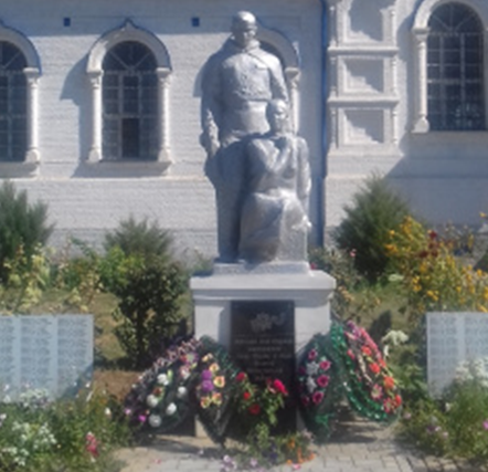 с. Старица Черноярского-р-на. Памятник по улице Мира, установленный в честь земляков, погибших в годы войны.