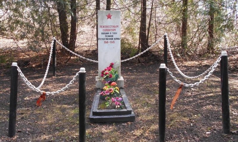 с. Б-Огарево Тепло-Огаревского р-на. Памятник, установленный в 1990 году на братской могиле, в которой похоронены неизвестные советские воины.