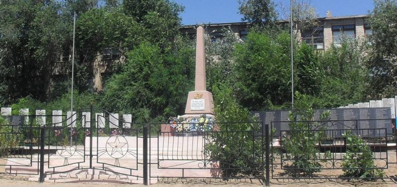 с. Тамбовка Харабалинского р-на. Обелиск, установленный в 1970 году в честь советских воинов, погибших в годы войны.