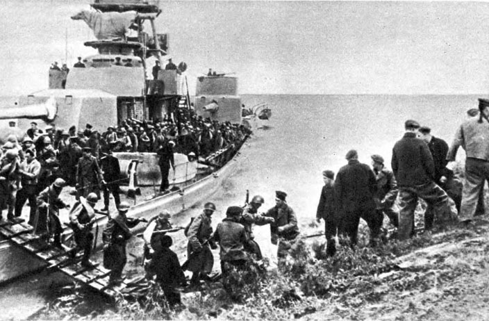 Советские войска, пересекающие Сунгари на борту монитора Амурской флотилии во время наступления. 