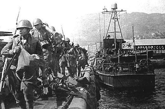Высадка советских войск в ходе Сейсинской десантной операции. 