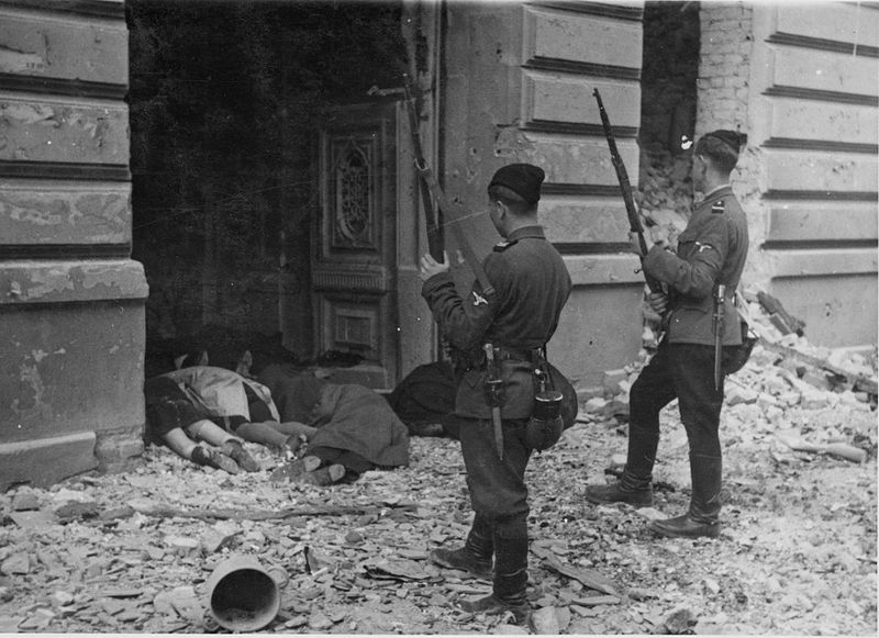 Двое «хиви» над телами убитых евреев Варшавского гетто. 