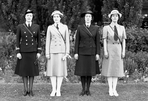 Женщины члены WRCNS демонстрируют летнюю и зимнюю форму. Оттава, 2 июля 1942 г.