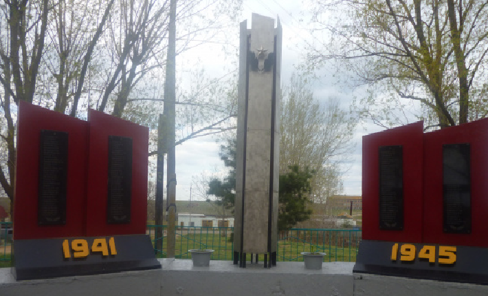с. Камышово Лиманского р-на. Памятник, установленный в 1995 году в честь погибших земляков.