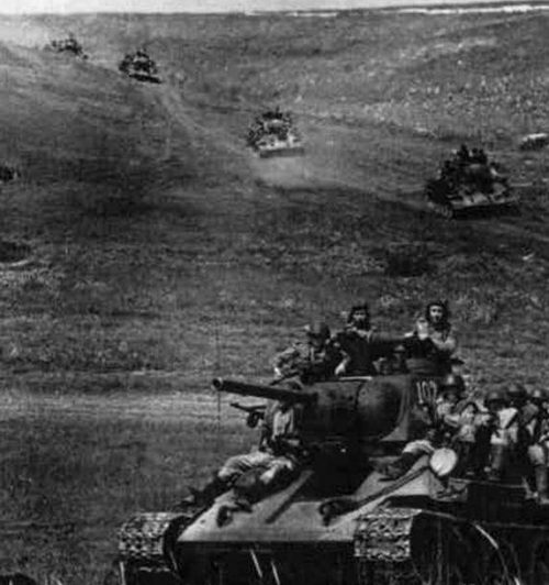 Советские танки в наступлении.