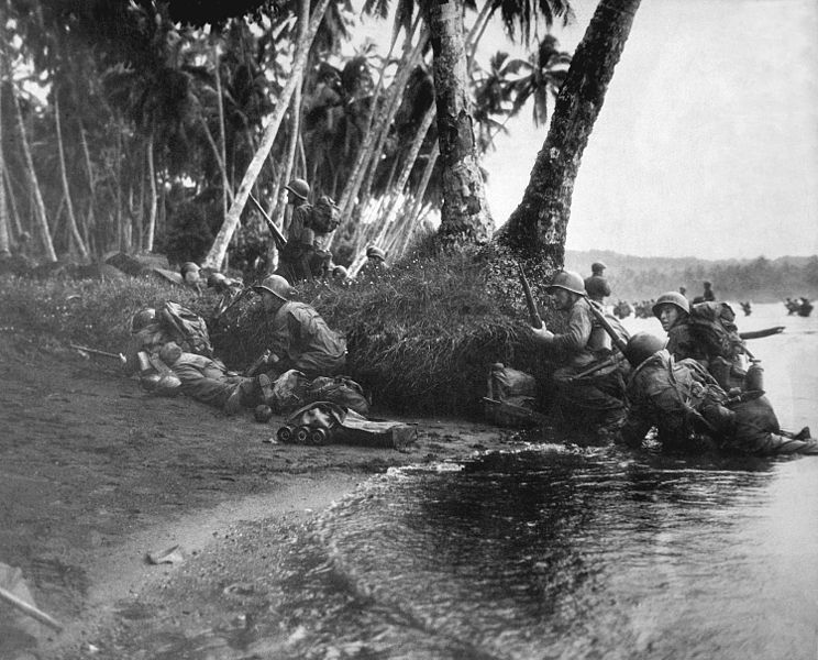 Американский десант высаживается на остров Рендова. 