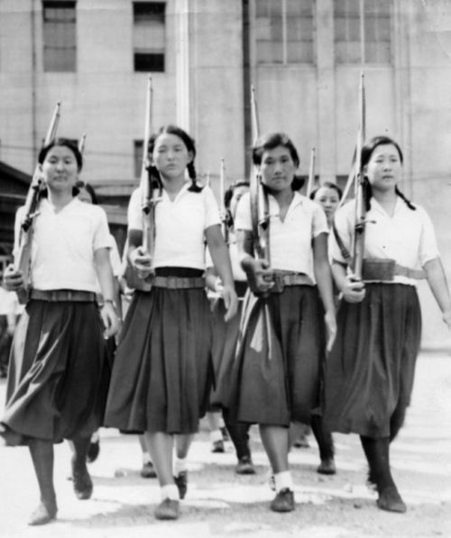 Обучение старших школьниц в Осаке. Июль 1938 г.