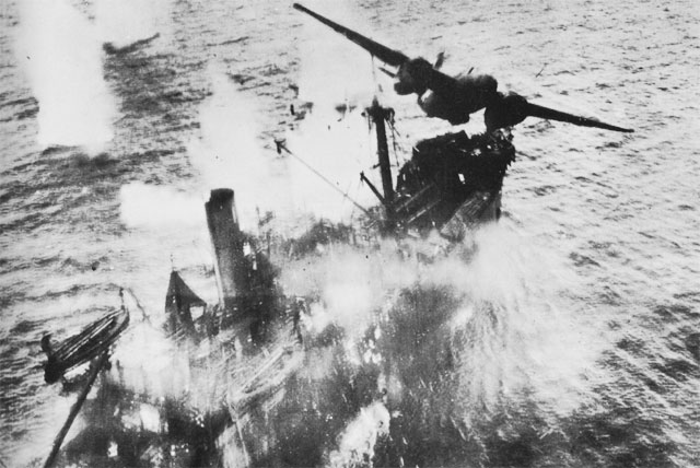 Атака японского корабля.