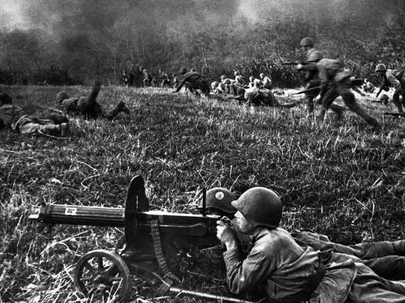 Пехота Красной Армии атакует вражеские позиции.