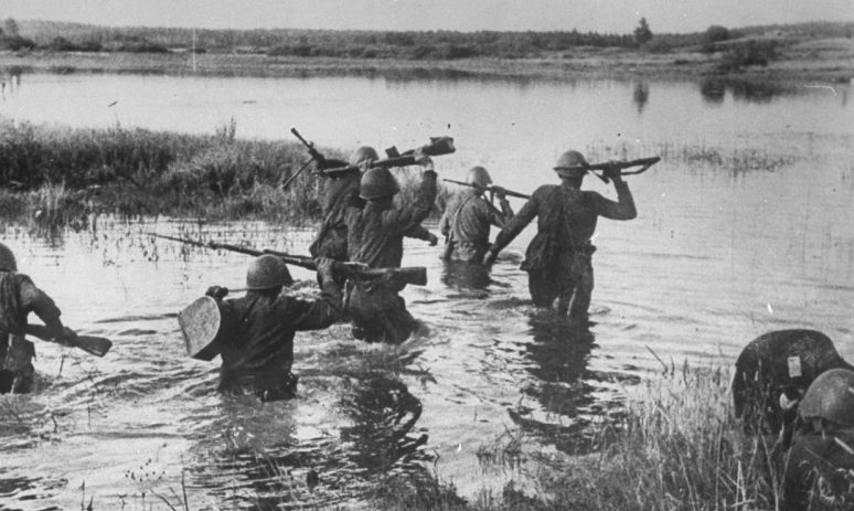 Форсирование советскими войсками реки Северский Донец.