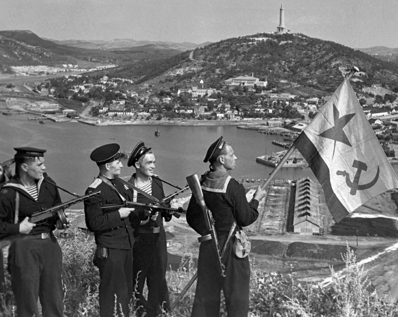 Морские пехотинцы Тихоокеанского флота поднимают знамя в Порт-Артуре.