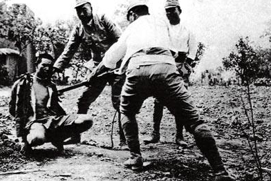 Японские военнослужащие позируют перед камерами во время убийства китайцев. 