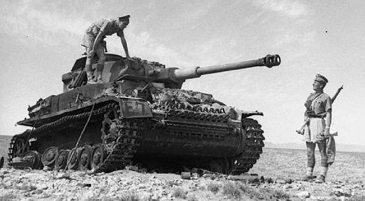 Подбитый немецкий танк после боя.
