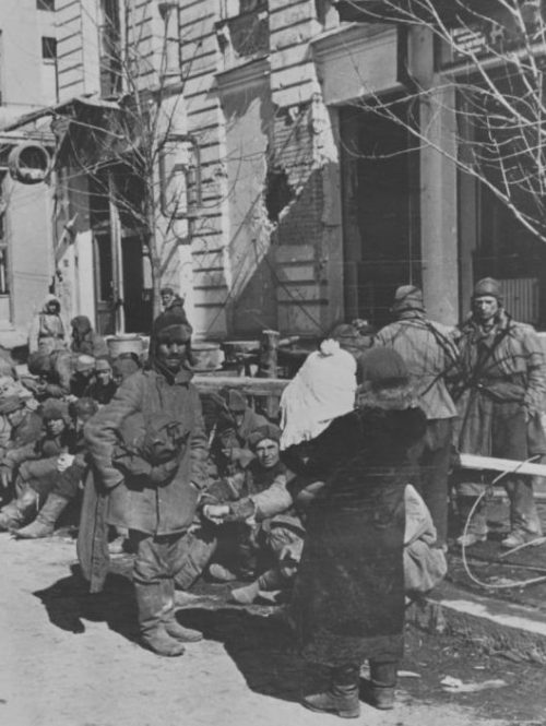 Советские пленные на улице города. Март 1943 г.