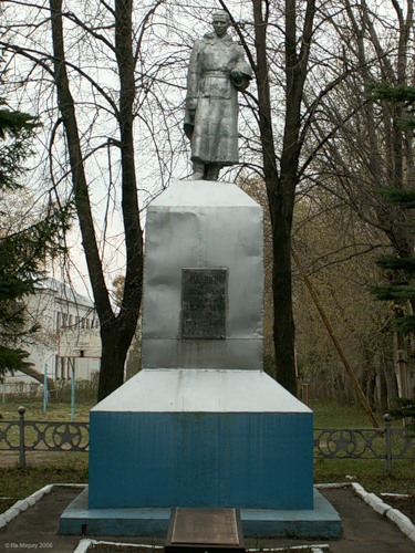 г. Донской пос. Задонский. Памятник по улице Кирова, установленный в 1969 году на братской могиле, в которой похоронены советские воины.
