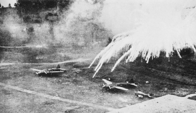 Фосфорные бомбы взрываются над японским аэродромом в Рабауле.