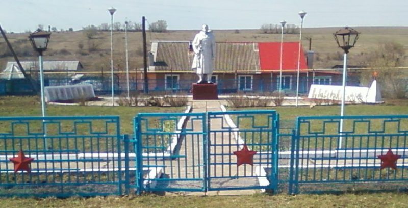 д. Бродиловка Тепло-Огаревского р-на. Памятник, установленный на братской могиле советских воинов, погибших в годы войны.