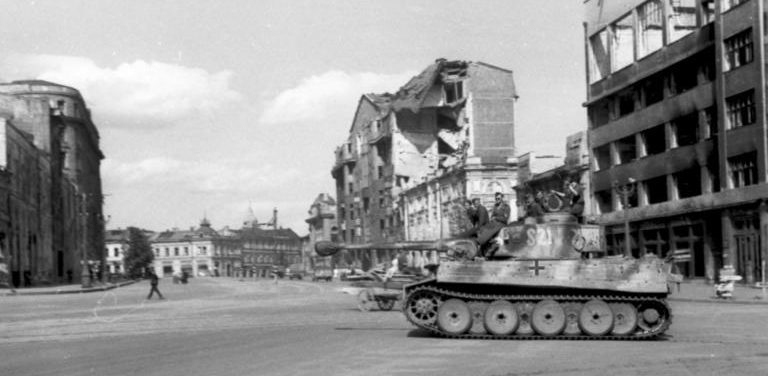 Немецкий «Тигр» на площади Харькова. 