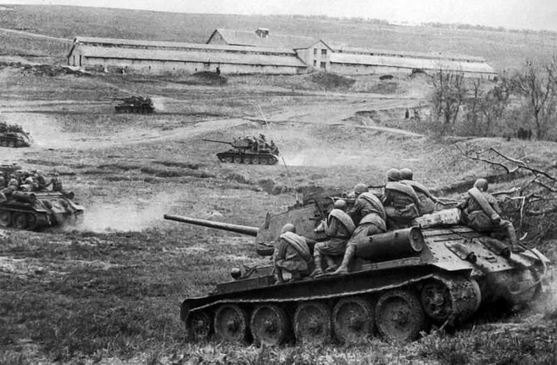 Атака советских танков.