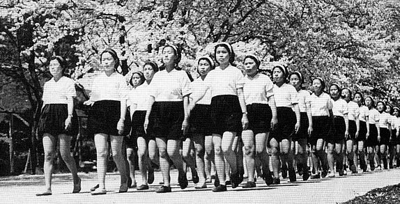 Строевые занятия для девочек в школе Икуно. 1940 г. 