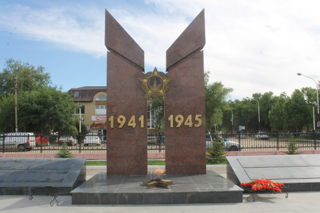 п. Лиман. Мемориал, установленный в 2015 году в честь воинов, павших в годы Великой Отечественной войны. Мемориал построен по эскизу Н. Сангаджиева.
