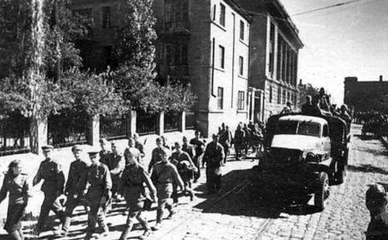 Красная Армия входит в Сталино. 