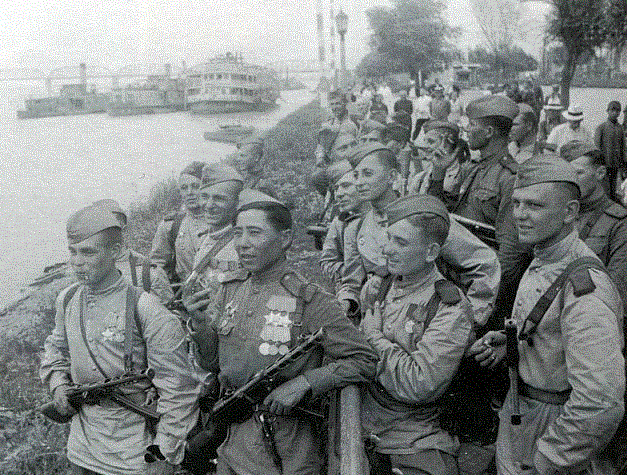 Высадка Советские солдаты на набережной реки Сунгари.