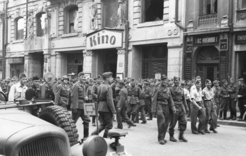 Немецкие солдаты возле кинотеатра «1-й Комсомольский». Лето 1943 г. 