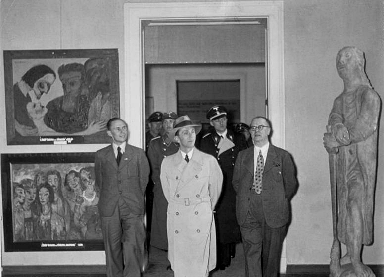 Геббельс рассматривает «дегенеративное» искусство на выставке.