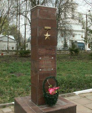 г. Донской. Памятник Герою Советского Союза Гудзь П.М., установленный на Бобрик-горе. 