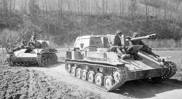 Советские танки и САУ в австрийских Альпах. 9 мая 1945 г.